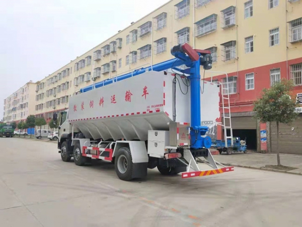 福田時(shí)代小三軸液壓34方國(guó)六散裝飼料運(yùn)輸車(chē)湖北廠家直銷(xiāo)