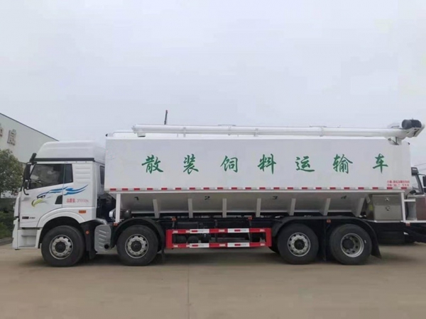 解放前四后六320馬力（20噸）散裝飼料運輸車