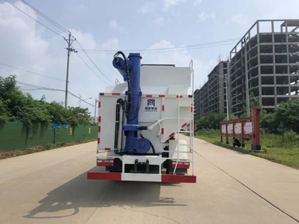 東風(fēng)多利卡D9單橋散裝飼料運(yùn)輸車(chē)